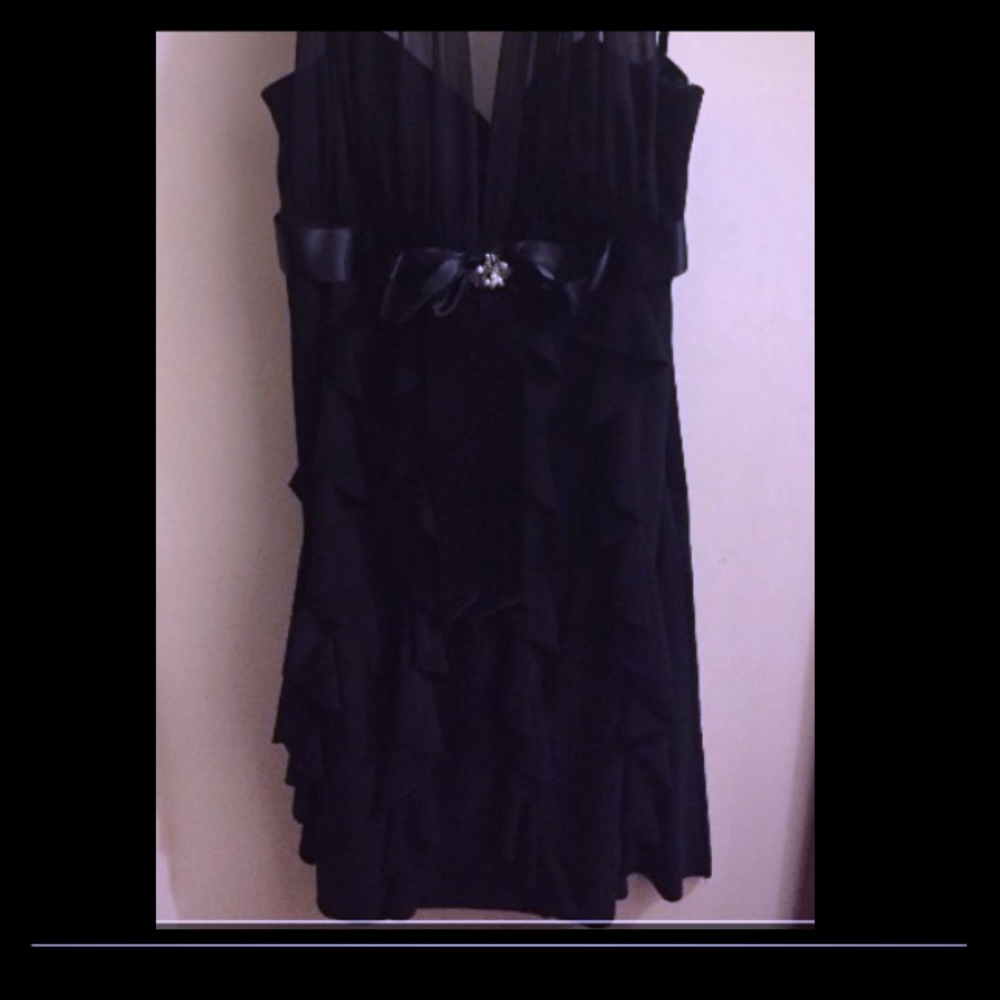 Little black dress! Gorgeous and flowy ! Very🔥