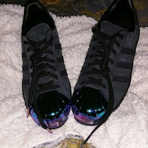 Fits like an 8.5. No box, but they're brand new.