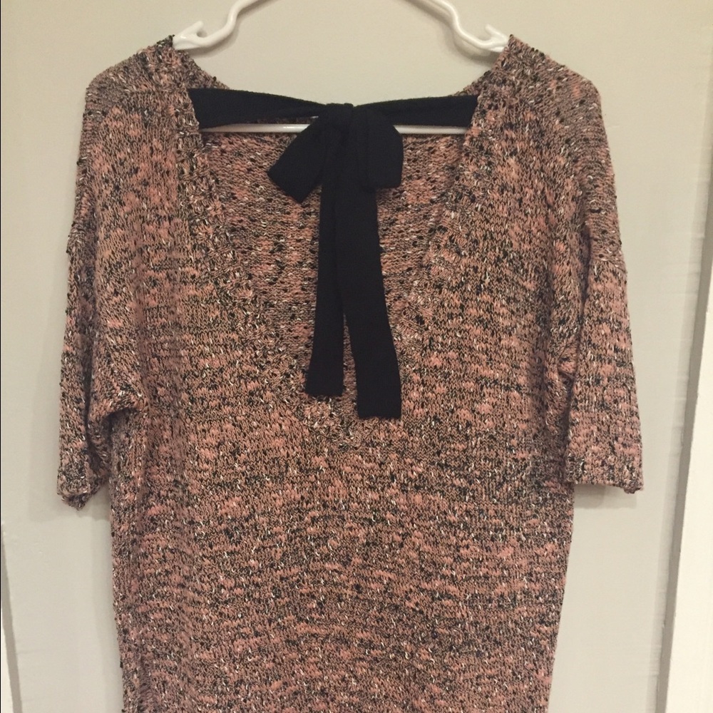 Quarter sleeve sweater with bow in the back