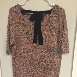 Quarter sleeve sweater with bow in the back