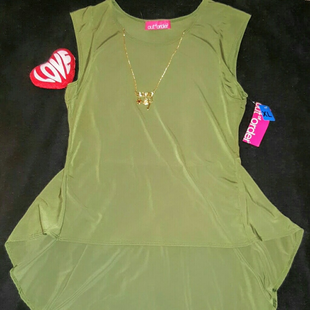 🆕Shirt w/necklace attachment🤗