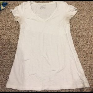 American Eagle White V-Neck Tshirt