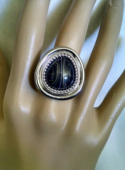 Beautiful silvertone black stone stripe ring