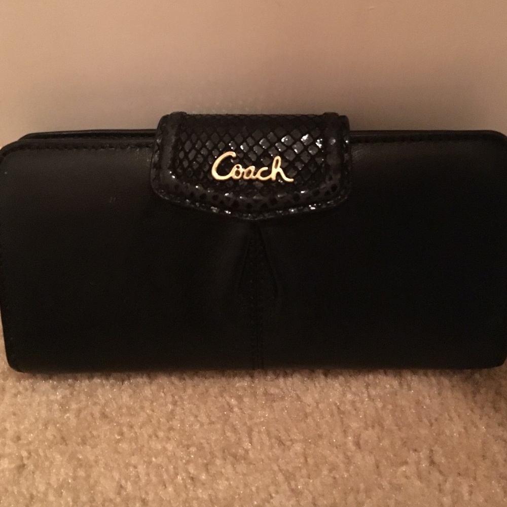 • Coach wallet •