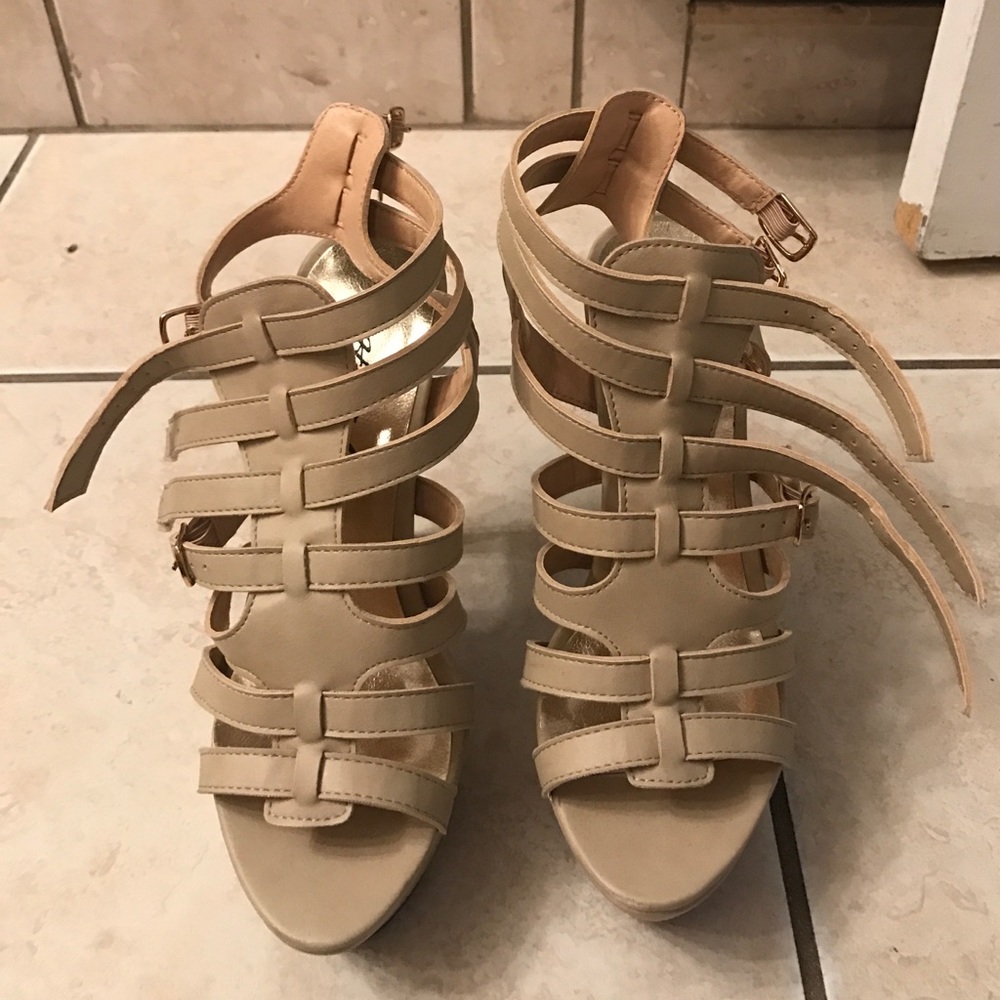 SOLD ON MERCWoman heels/pumps.