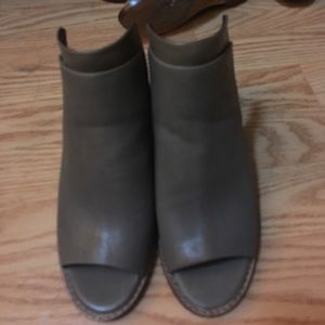 Worn once Kenneth Cole sandals