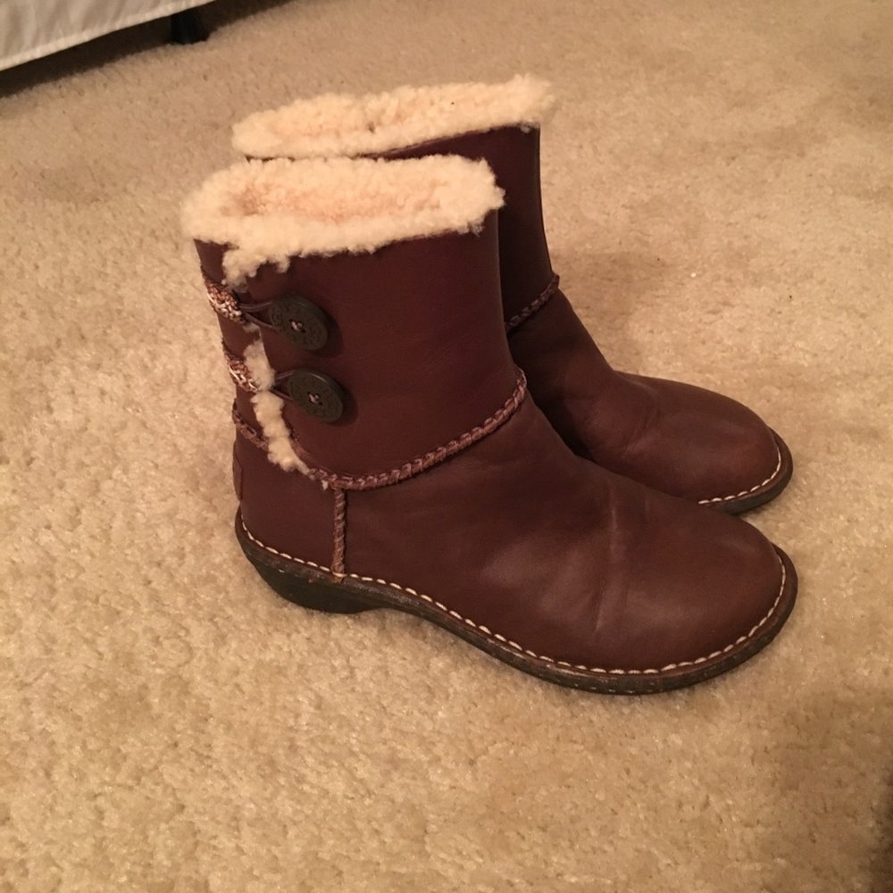 • UGG boots •