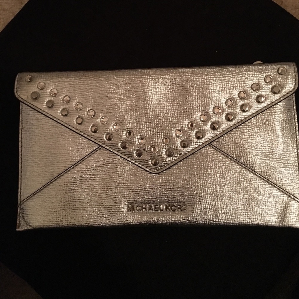 • Michael Kors clutch •