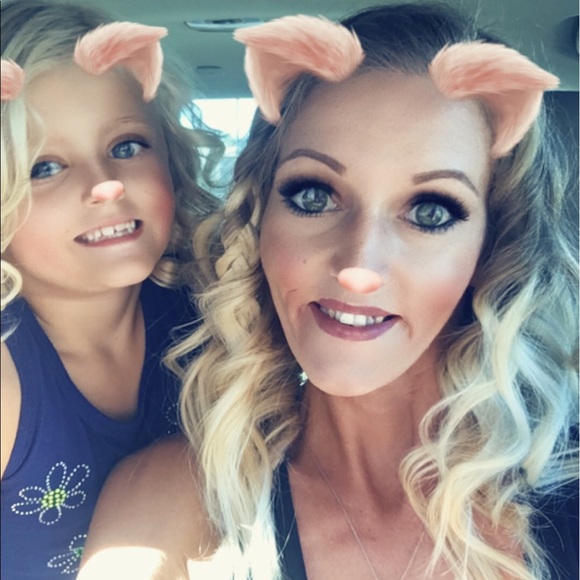 Meet your Posher’s, The Manning Family - Picture 2 of 4