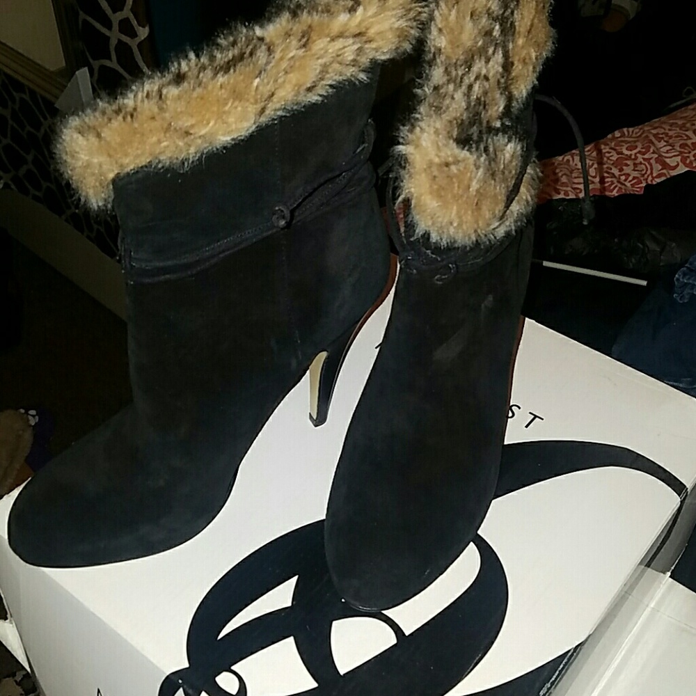 Nine West booties size 9 fits like a 8.5