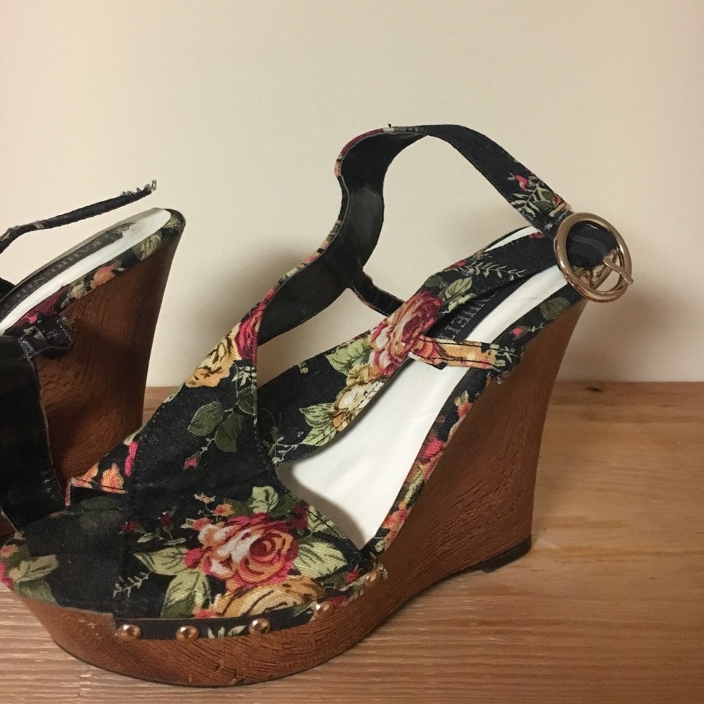 Floral wooden wedges.