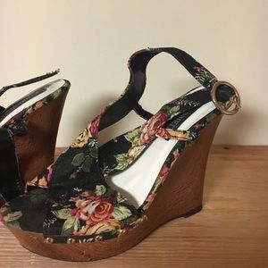 Floral wooden wedges.