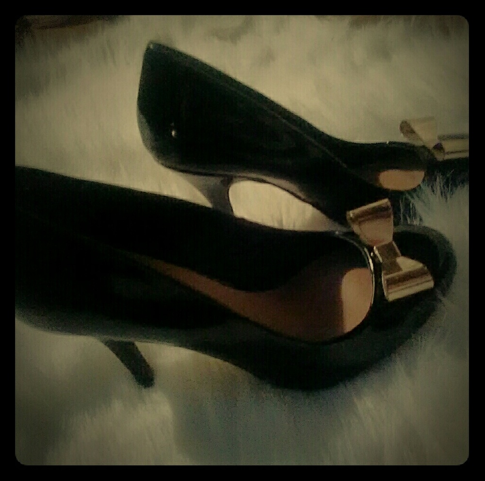 Selling these BEAUTIFUL golden bow heels
