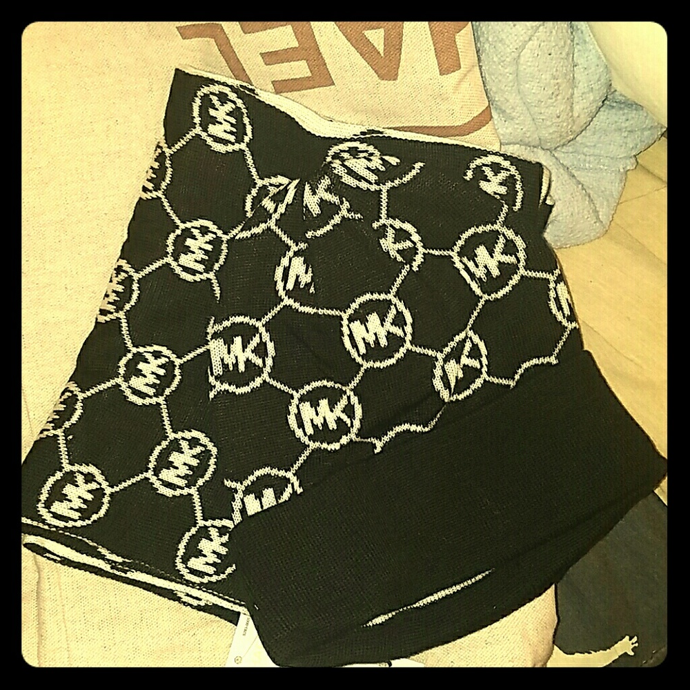 Michael Kors MK Hat and Scarf Set!