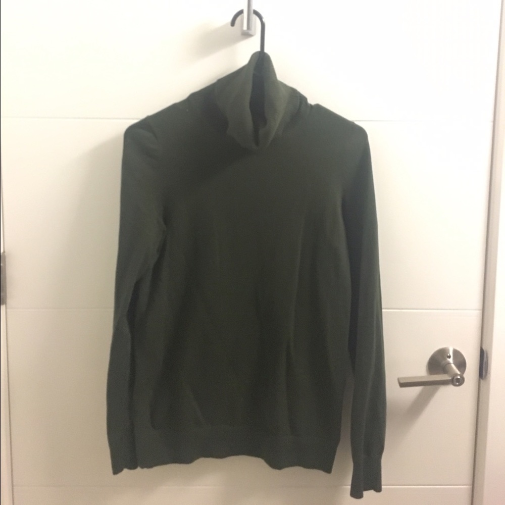 Woman's GAP Ribbed Turtleneck with Long Sleeves