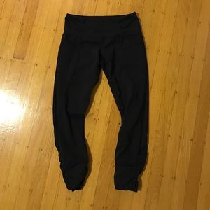 Lululemon cropped spandex w pocket and seam detail
