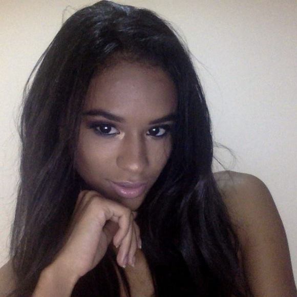 Meet your Posher, Fabiola - Picture 1 of 1