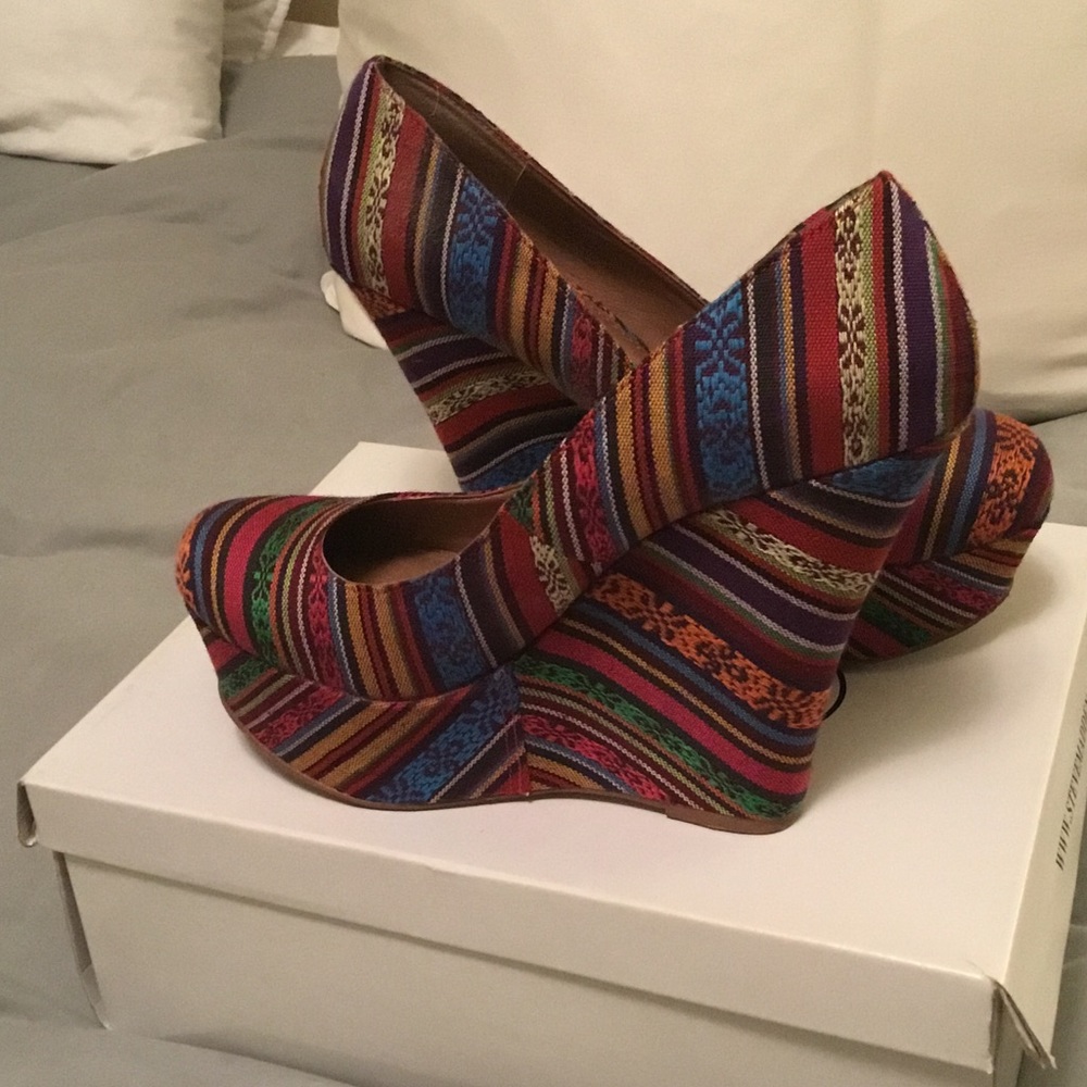 South American inspired print wedges