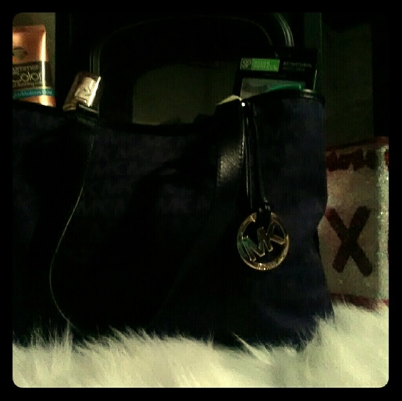 Very beautiful and NEW Michael Kor Purse - Picture 1 of 2