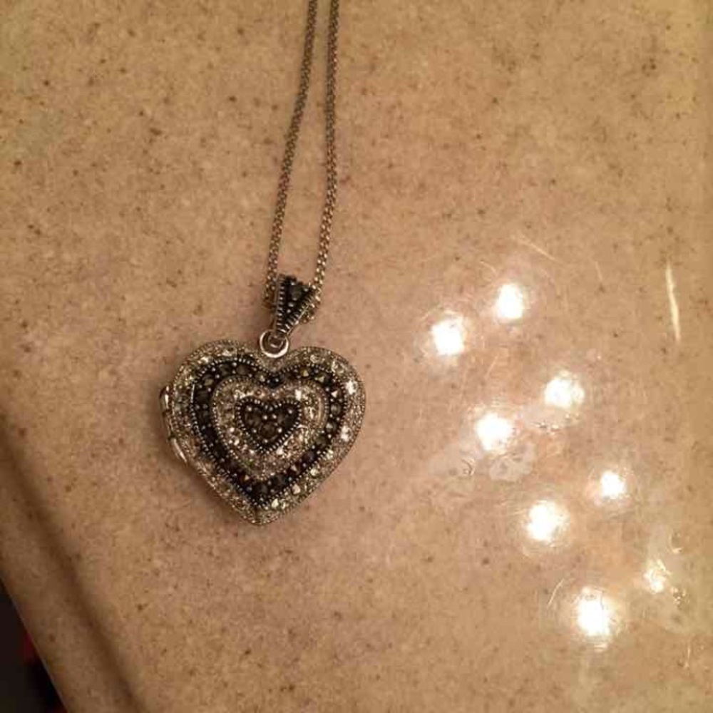New- heart necklace locket!