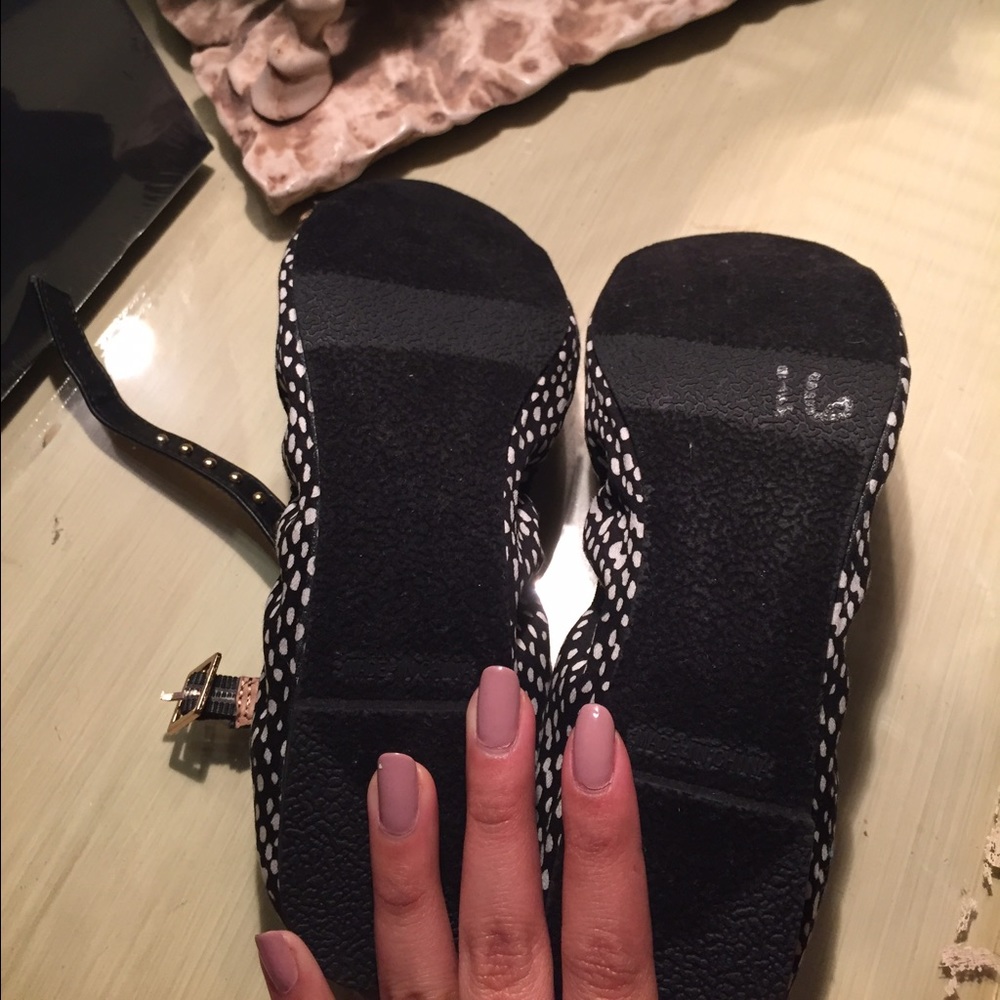 Flats - Picture 2 of 3