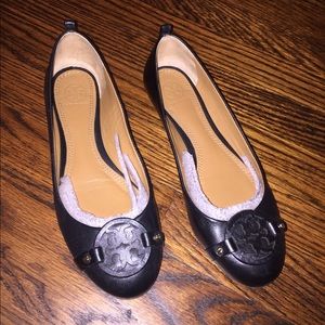 Authentic Tory Burch mini miller flat.