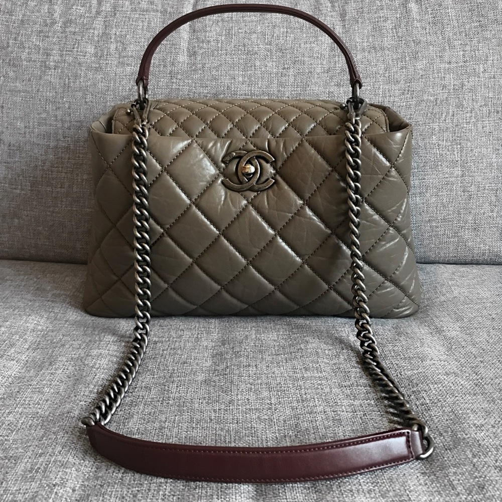 AUTHENTIC CHANEL Grand Shop Zip