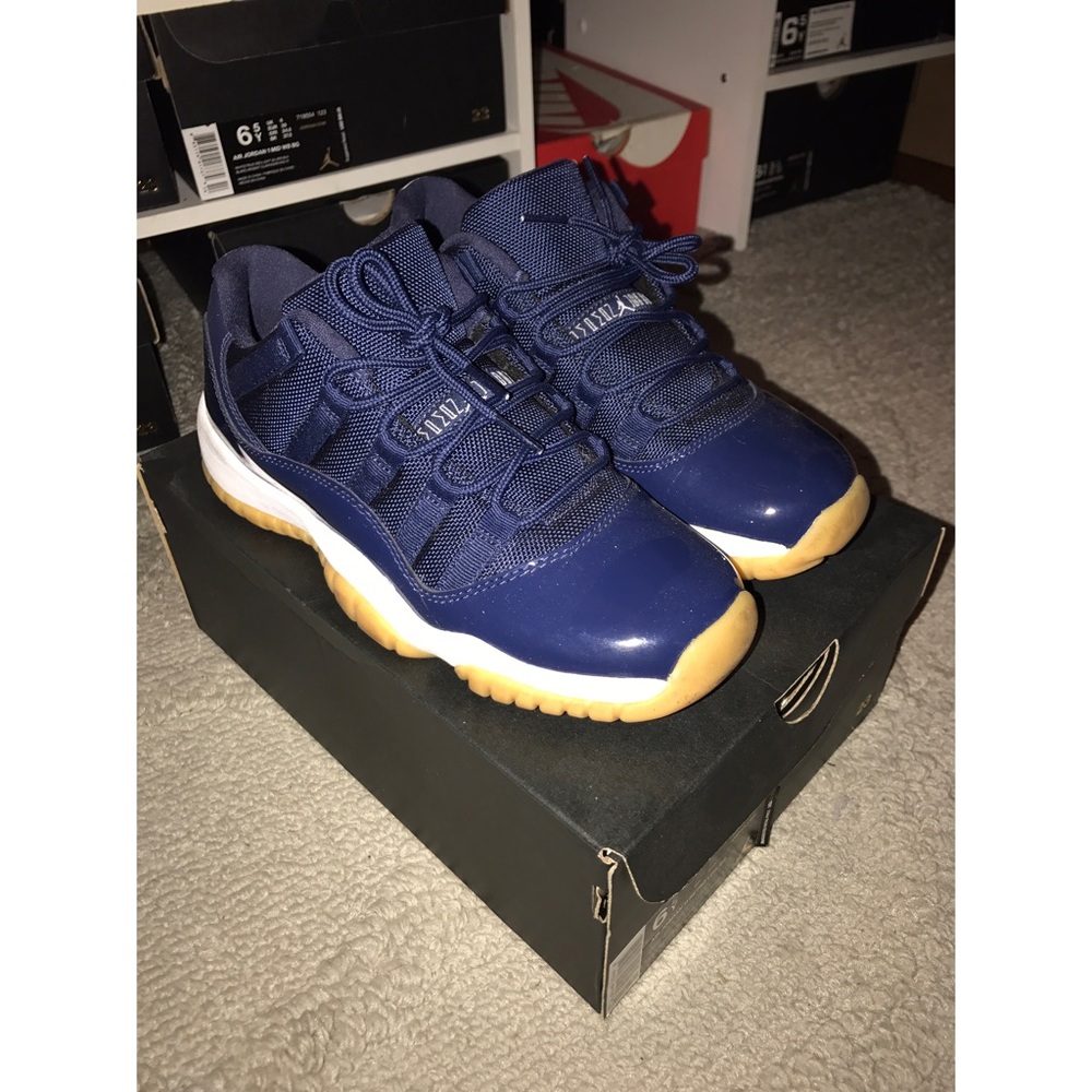Navy/Gum low 11s