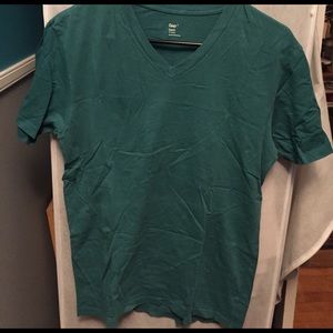 Men's GAP best V-neck shirt.