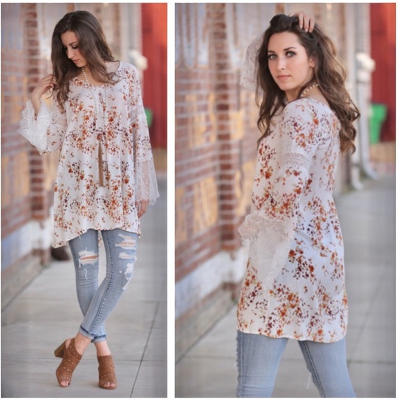 🎉NEW ARRIVAL 🎉Boho lace bell sleeve tunic - Picture 2 of 4