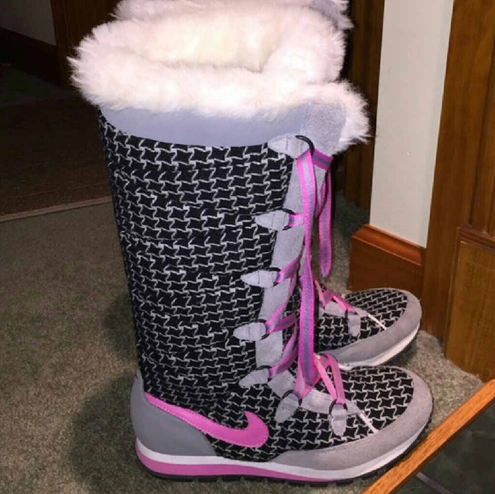 Nike snow boots size 9