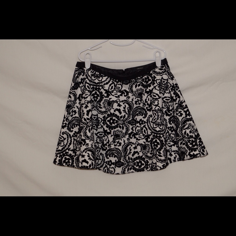 FOREVER 21 Women's black and white patterned skirt