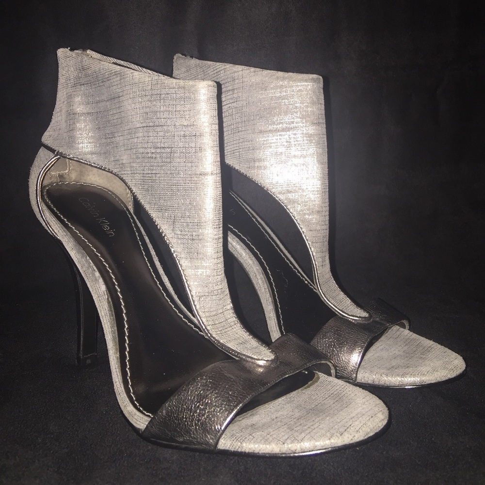 CALVIN KLEIN T-Strap Pewter Sandal (9) NEW