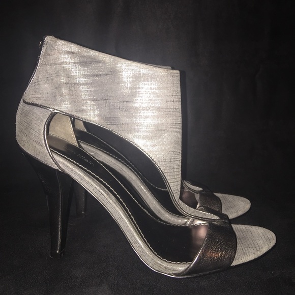 CALVIN KLEIN T-Strap Pewter Sandal (9) NEW - Picture 2 of 4