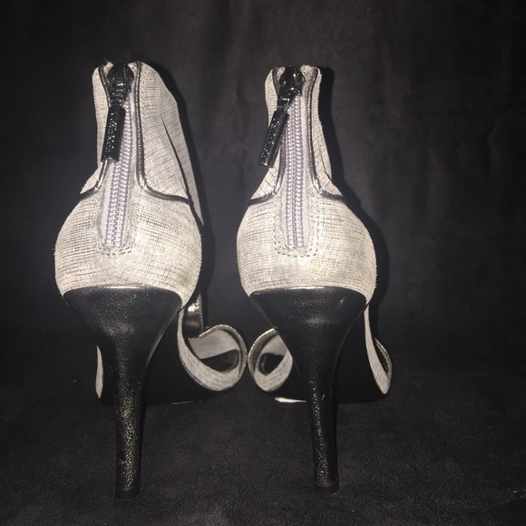 CALVIN KLEIN T-Strap Pewter Sandal (9) NEW - Picture 3 of 4