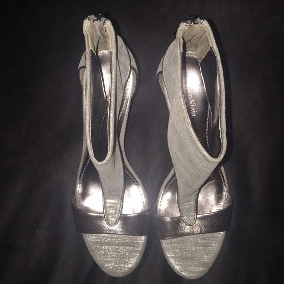 CALVIN KLEIN T-Strap Pewter Sandal (9) NEW - Picture 4 of 4