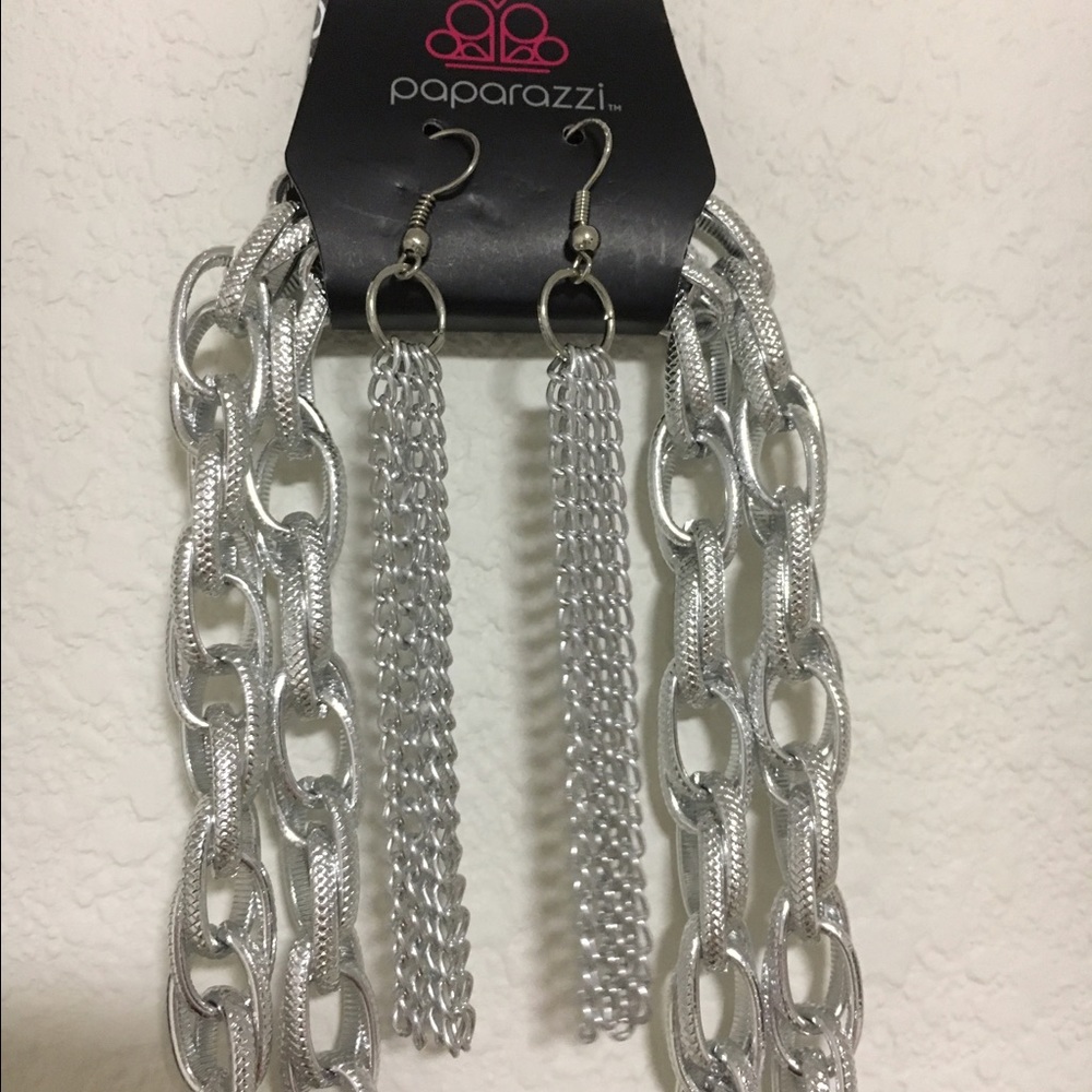 BNWT Paparazzi silver necklace & earrings set