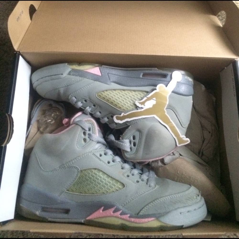 Jordan rare! Og pink and stealth gray 5s size 5y
