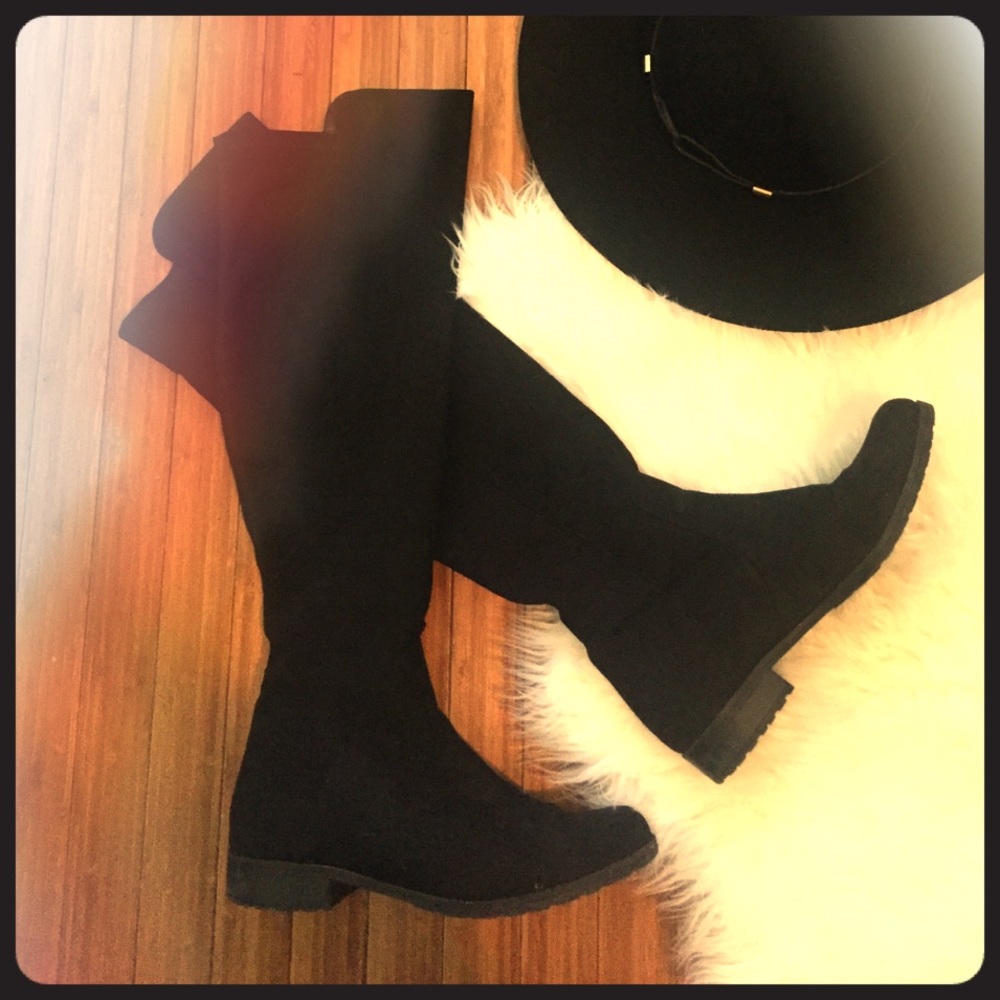 Super cute over the knee black suede boots! TRENDY