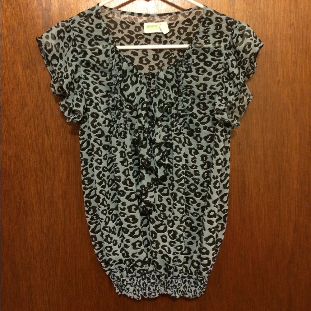 Sweet Top. Elastic around bottom. Size Medium