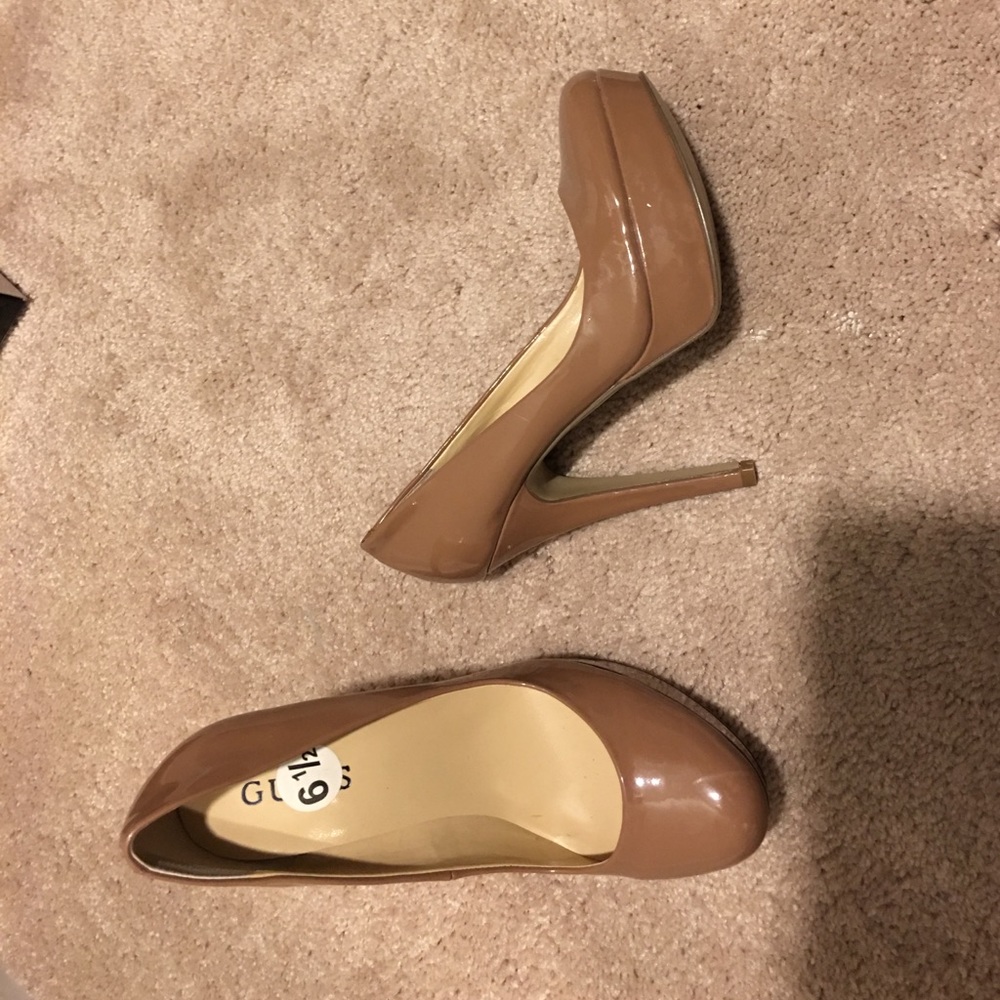 Guess tan pumps