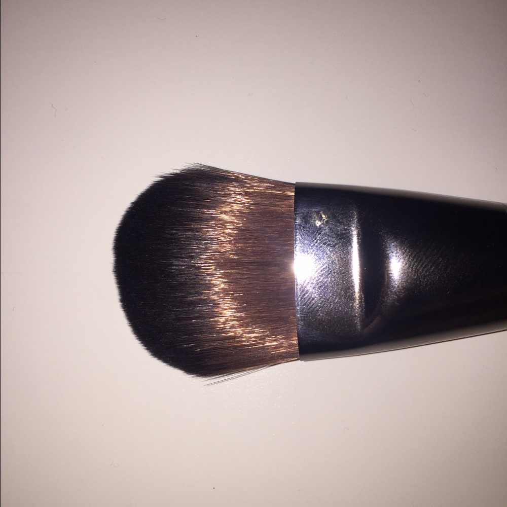 Make Up For Ever 108 straight brush