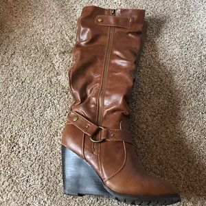 Slouchy wedge boot