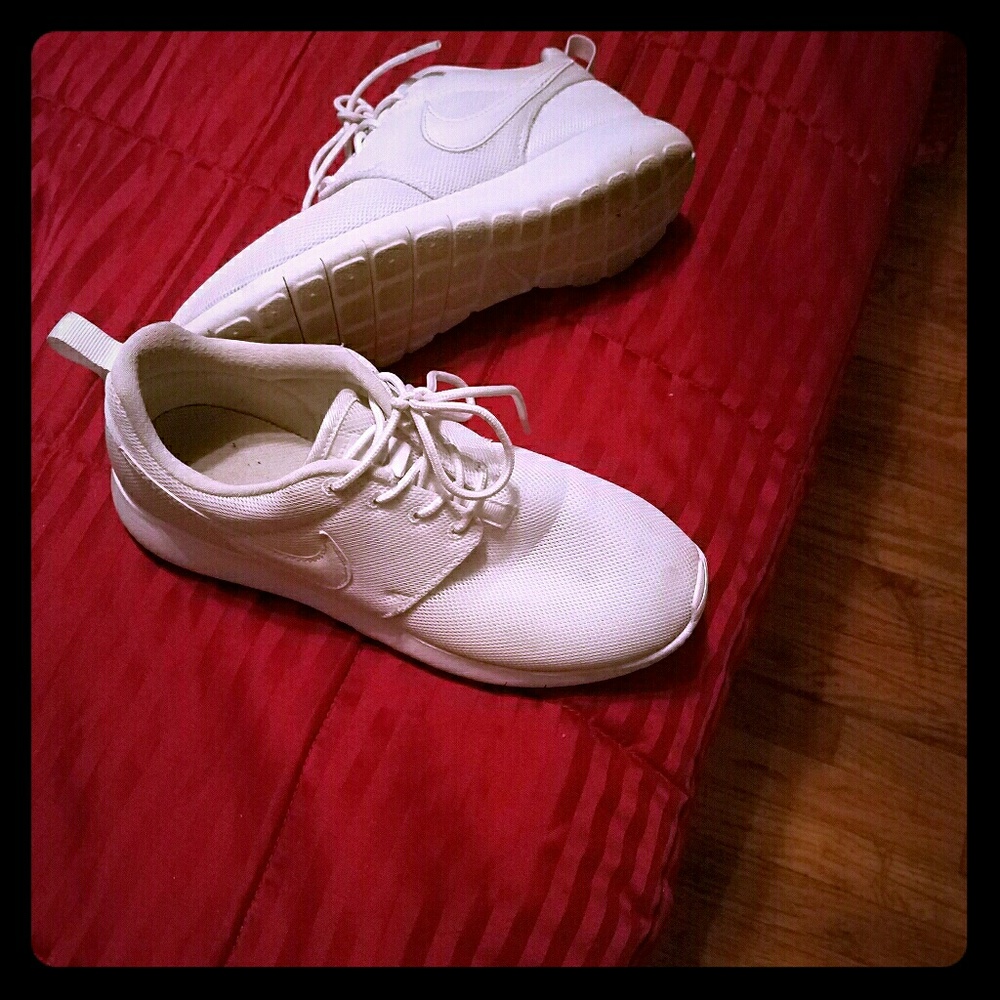 White Nike Roshce