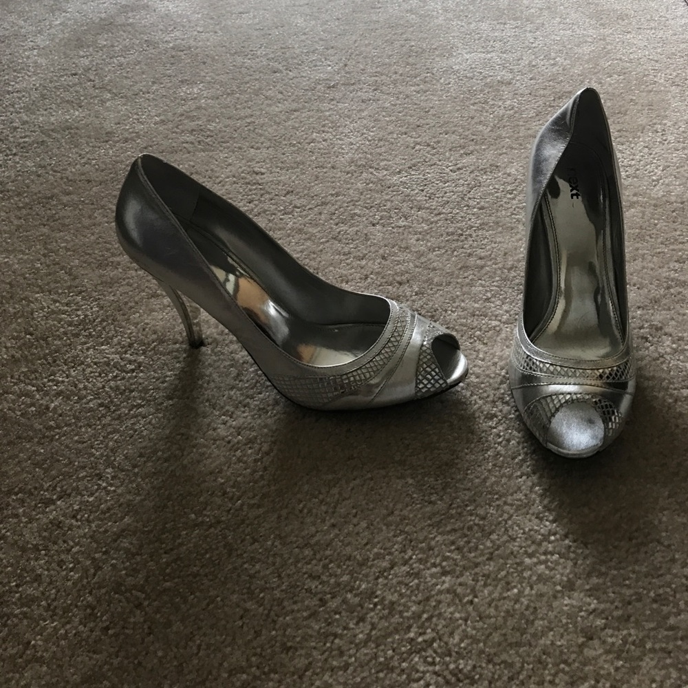 Silver metallic heels prices are adjustable