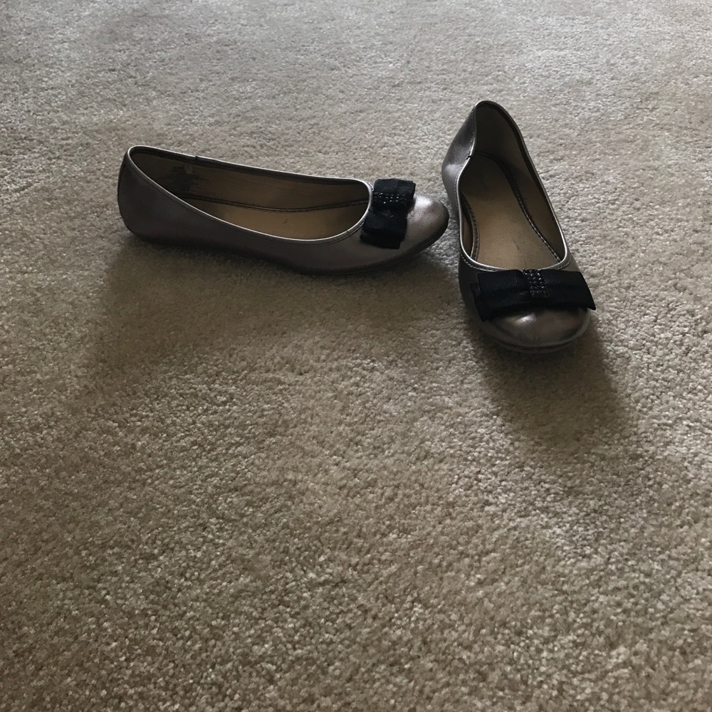 Silver metallic flats prices are adjustable