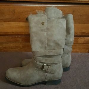 Mid calf bootie with faux fur