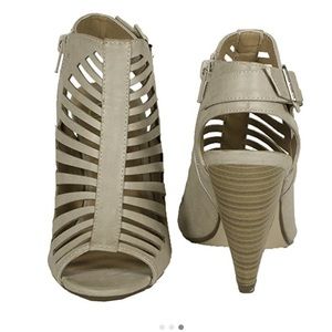 Delicious 'Shaky-S' light gray caged heel 8.5