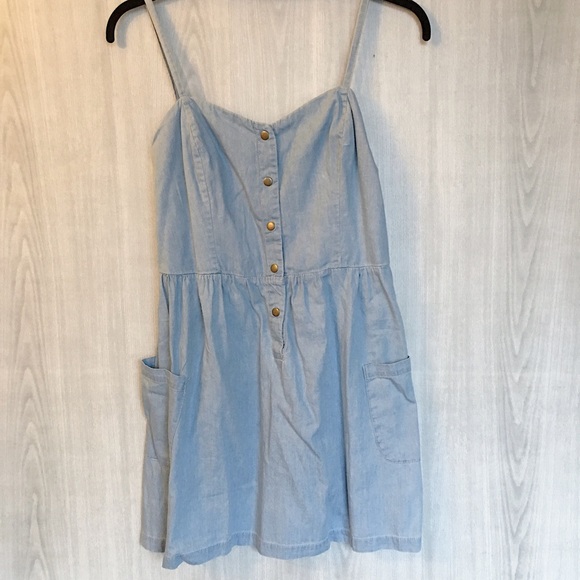 Dresses & Skirts - Adorable chambray summer dress!