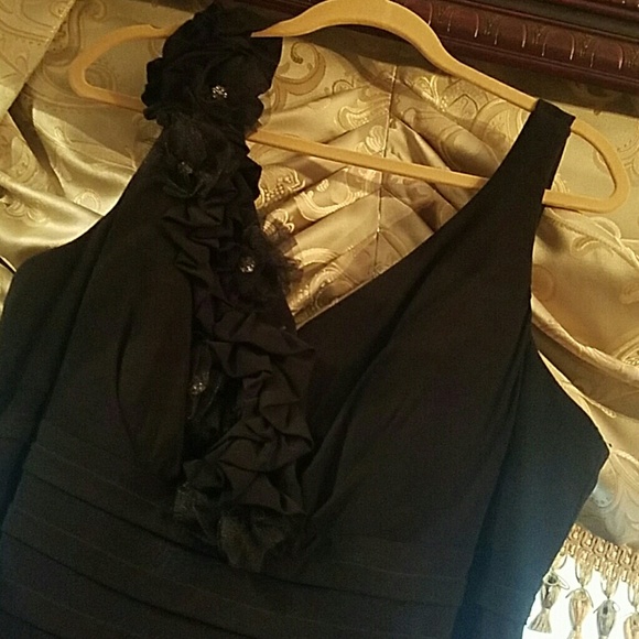 Xscape Dresses & Skirts - Beautiful one shoulder floral dress